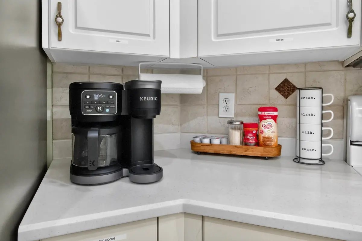Coffee station with a drip coffee maker and single-serve brewer